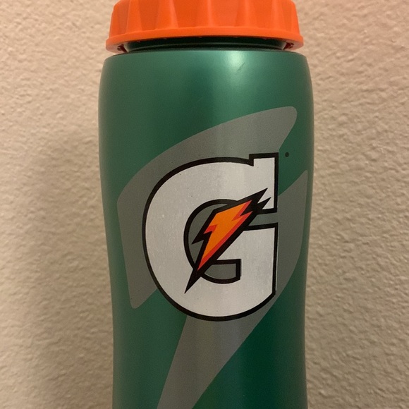NEW Gatorade Squeeze Bottle (32 oz) - Picture 2 of 3